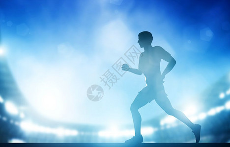 运动场上的人在夜光下奔跑运动员行概念图片