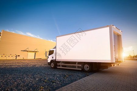 商用运货卡车白色空拖停在货物泊处图片