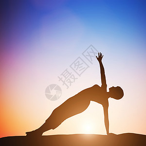 处于侧平衡的瑜伽女在日落时会沉思Zen冥想和平图片