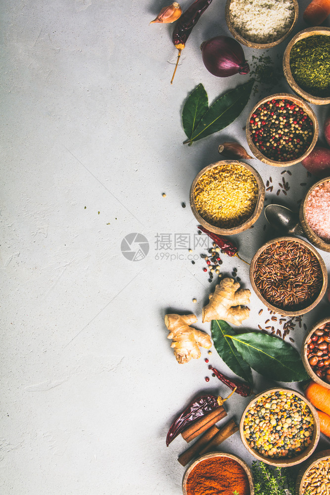 生锈混凝土背景的健康成份和香料配有辣椒盐棕米豆红和扁的椰子壳图片