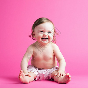 穿着粉红背景的尿布可爱小孩穿着粉红背景的可爱小孩图片