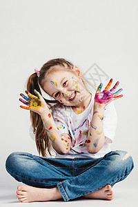 快乐的女孩坐在地板上充满创造力童年艺术家图片