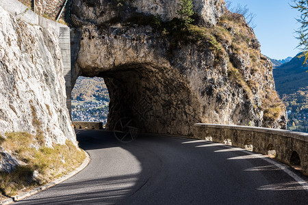 穿越岩石的自然隧道意大利阿尔卑斯多洛米特阿尔卑斯山穿过岩石的自然隧道图片