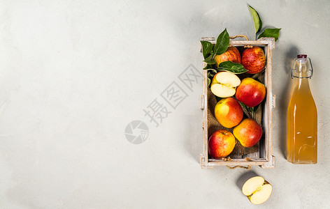 苹果醋和新鲜平地文字空间发酵食物概念图片