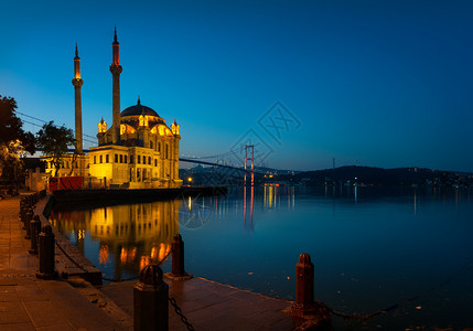 Ortakoy清真寺和日出Bosphorus桥伊斯坦布尔图片