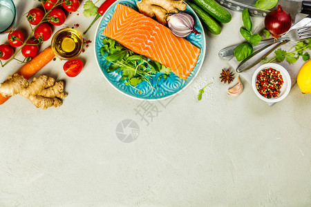 生鲑鱼片和混凝土烹饪用做饭的原料以生锈风格图片