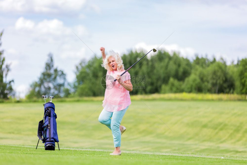 成年女子在高尔夫球场上成功跳跃游戏胜利和快乐图片