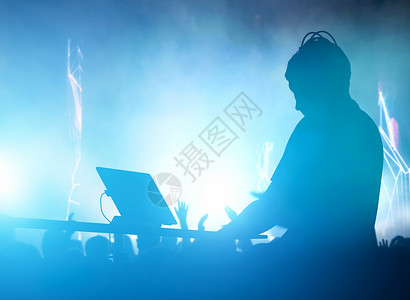 夜生活音乐会灯照明弹迪斯科DJ为人们演奏和混合音乐迪斯科DJ为人们演奏和混合音乐图片