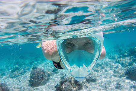 马尔代夫印度洋水下妇女清晰绿水马尔代夫印度洋水下妇女图片