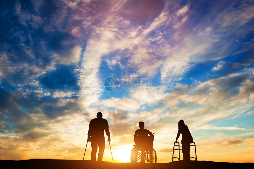 3个残疾人在看日落3个残疾人在看日落图片