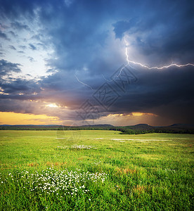 使目眩山上的草地雨云和闪电大自然的构成背景