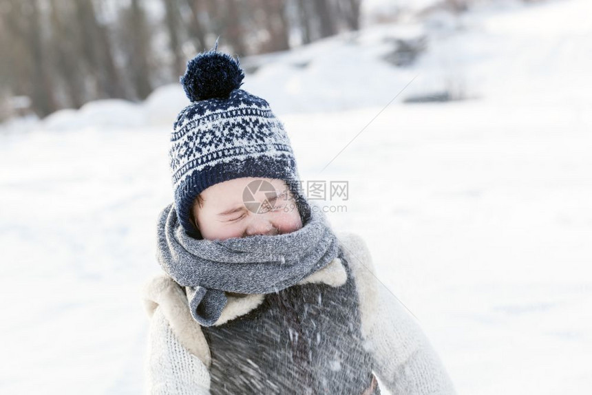 小男孩在冬天玩雪快乐的孩子图片