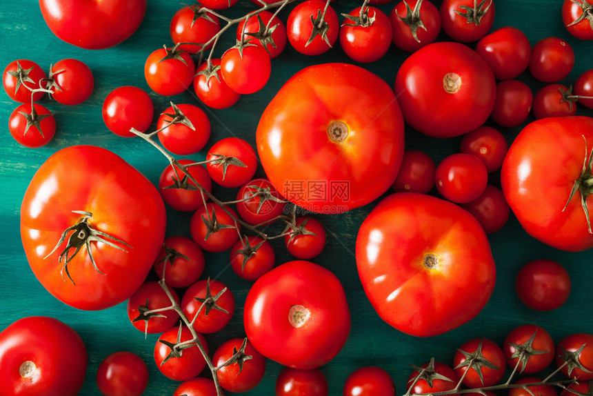木背景的各种西红柿图片