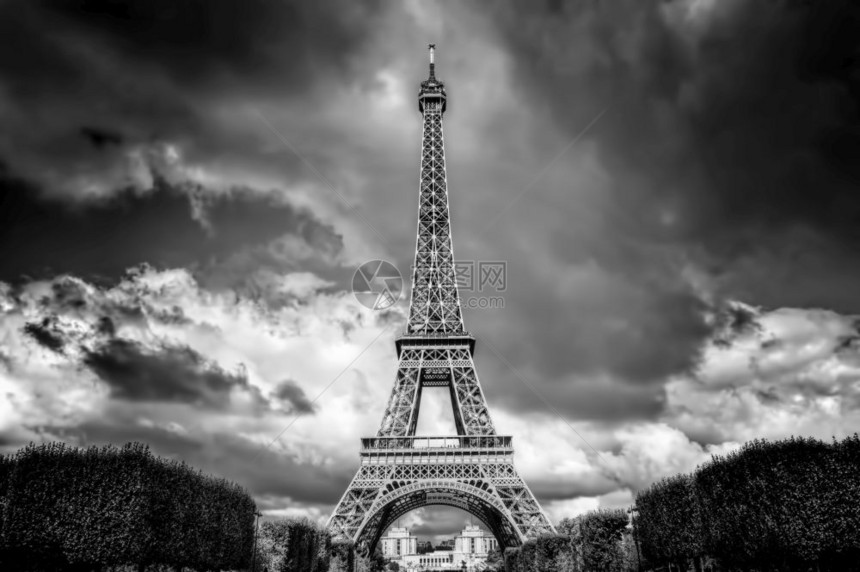 Eiffel铁塔从法国巴黎的PampdeMars公园看到法国黑色和白的TourEiffel法国巴黎的PampMars公园看到Ei图片