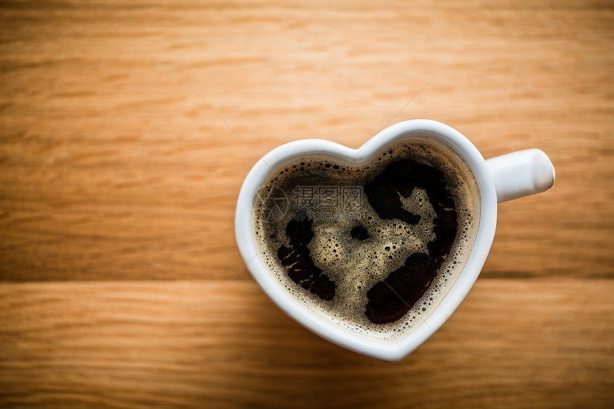 黑咖啡心形杯中的咖啡爱概念情人节日从顶部看老旧黑咖啡心形杯中的咖啡爱情人节图片