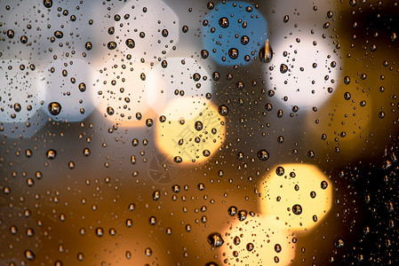 窗户上有雨滴抽象的bokeh城市灯光有抽象的图片