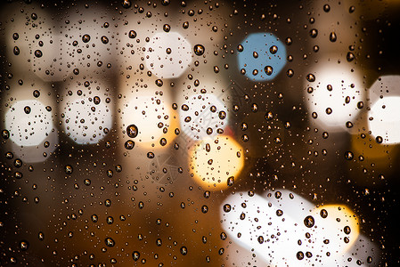 窗户上有雨滴抽象的bokeh城市灯光有抽象的图片