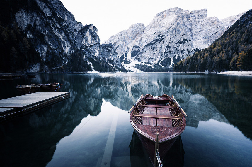 意大利多洛米特阿尔卑斯多洛米特阿尔卑斯多洛米特阿尔卑斯高山湖的布拉伊斯阿尔卑高山湖的伍森船图片