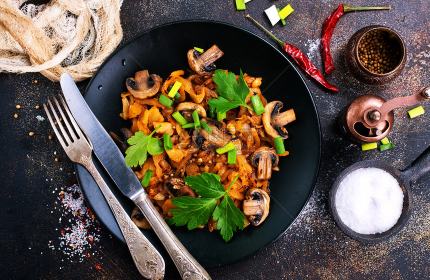 烤菜炒蘑菇和煎锅的卷心菜欧洲图片