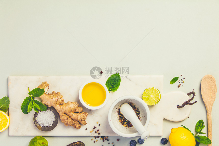 灰混凝土底料橄榄油草药和香料织食素和健康烹饪概念图片