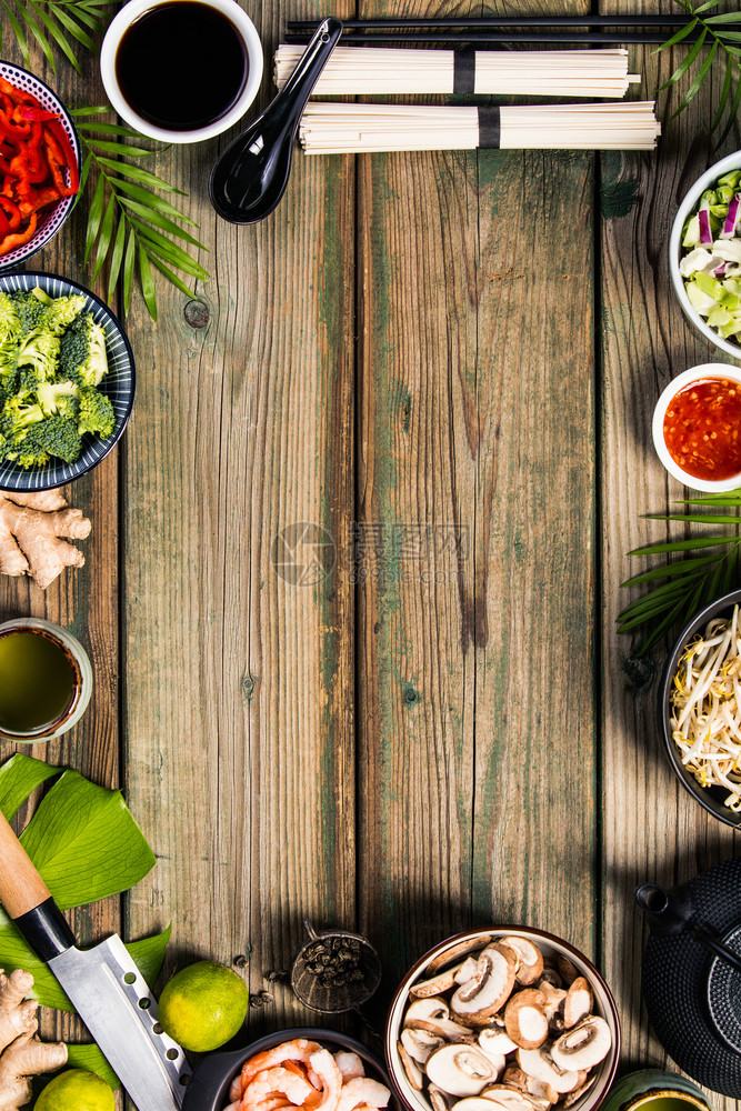 木制背景的亚洲菜料顶层视图蔬菜香料虾面条烹饪维特名的酱汁泰语或食品清洁饮概念图片