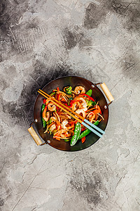 用虾鱼蔬菜大豆和芝麻的炒鱼传统类食物灰石背景的顶端视图图片