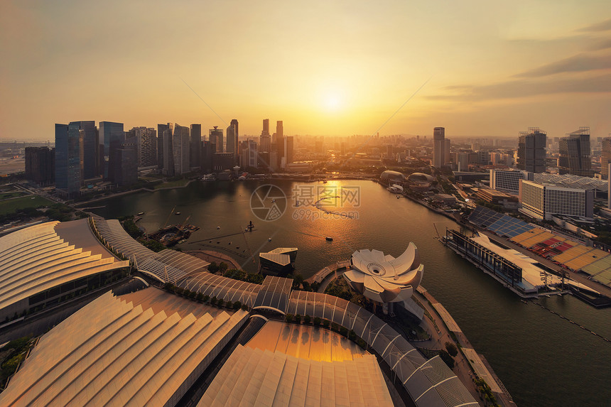 MarinaBay地区的新加坡市下城金融区和摩天大楼日落时的空中景象图片