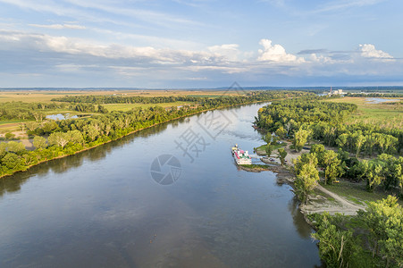 内布拉斯加州朗维尔密苏里河下游的空中航向图片
