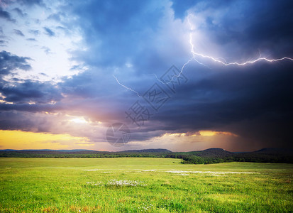 使目眩山上的草地雨云和闪电大自然的构成背景