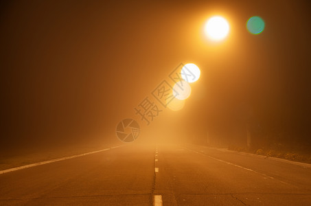 黑夜薄雾中的道路背景图片