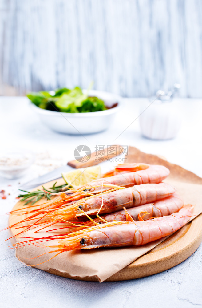 配香料和盐的煮虾海鲜图片