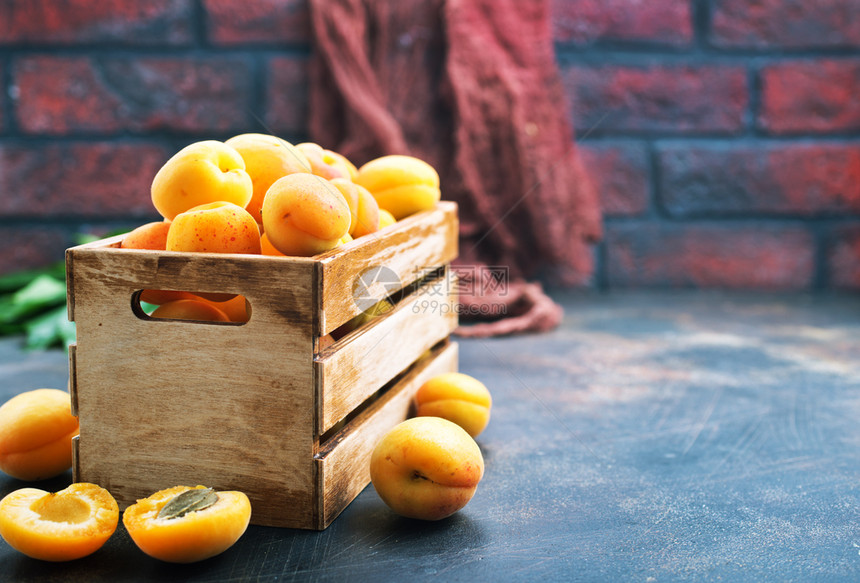 木箱中的新鲜杏子桌上的图片