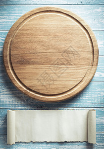 木制桌边的比萨饼切割板背景图片