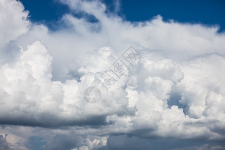 蓝天上暴雨云自然景观背图片