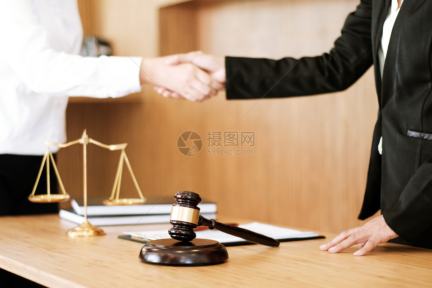 女律师与客户握手图片