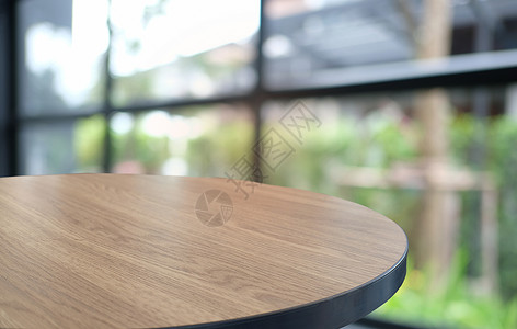 你可以喝在餐厅的抽象模糊布基背景面前的空暗黑木桌可以用于显示或蒙合您的产品背景