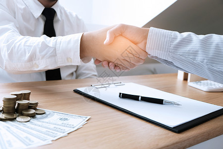 商业人员与房地产代理商签订交易合同顾问概念和家庭保险金融的高清图片素材