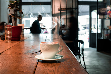 内地咖啡厅的木桌杯厅的木桌杯图片