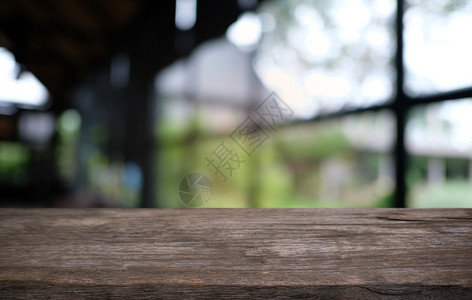 在餐厅的抽象模糊布基背景面前的空暗黑木桌可以用于显示或蒙合您的产品背景图片