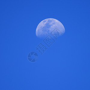 蓝天空月亮图片