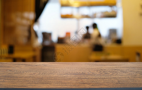 空木板桌顶和夜市背景选择焦点的模糊度图片