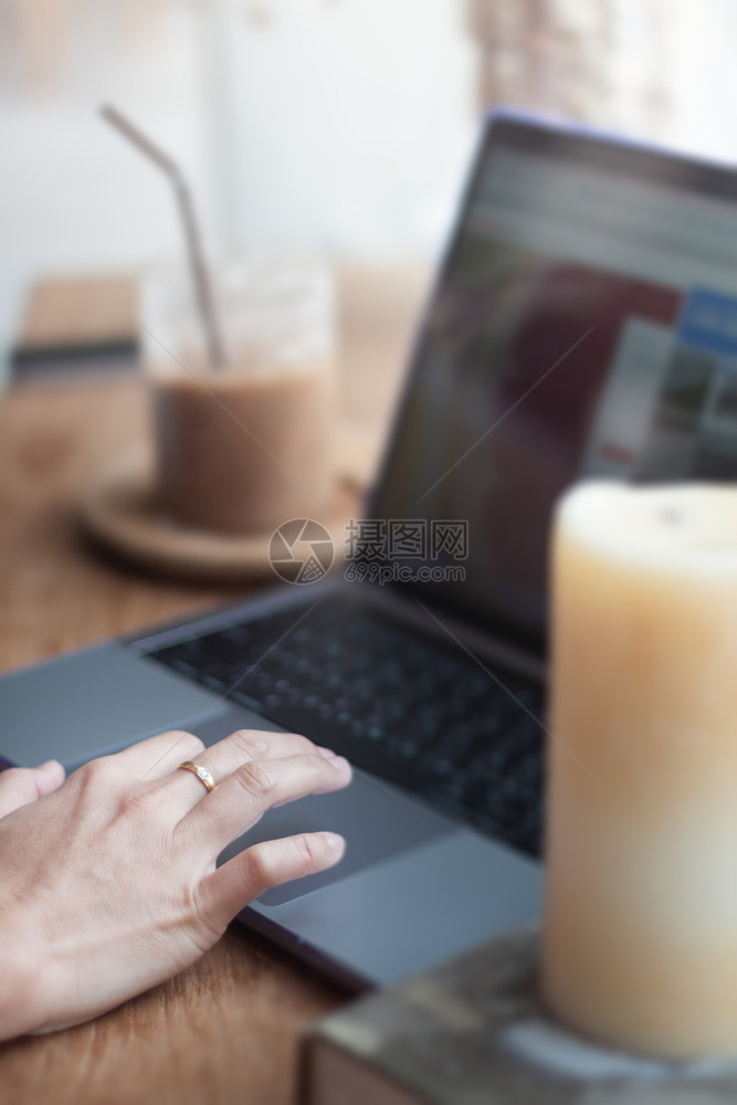咖啡店从事计算机工作的妇女股票照片图片
