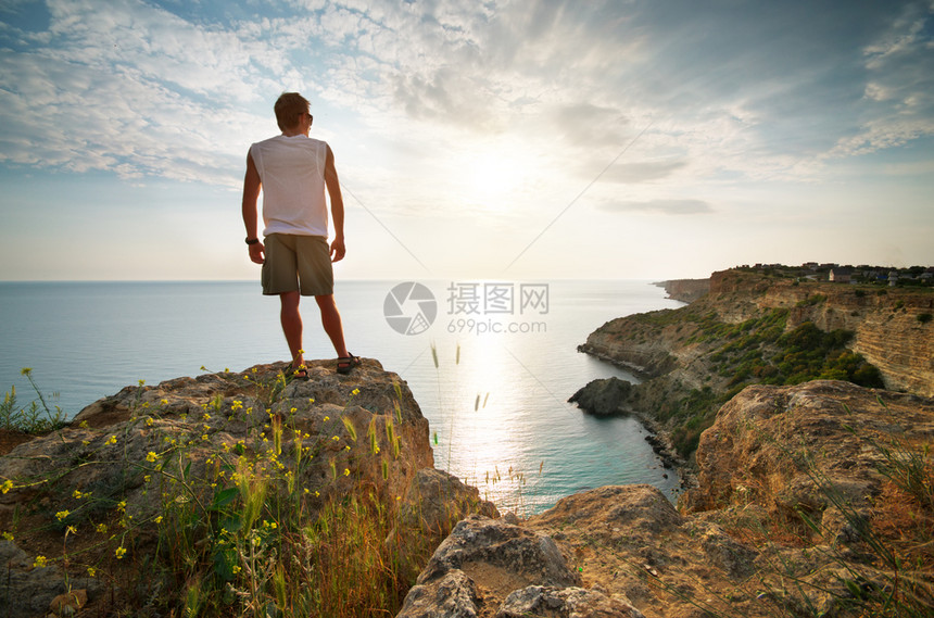 人类在海上放松概念场景图片