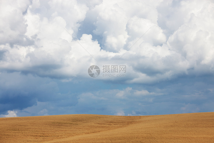天空与暴风雨的云在田野上图片