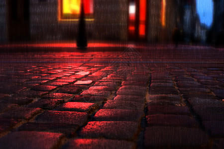 欧洲旧城的雨夜亮着的红色灯光图片