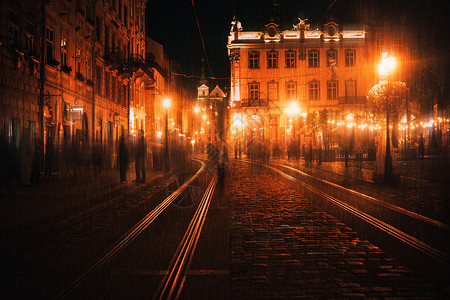 雨夜里欧洲旧城闪耀的灯光图片