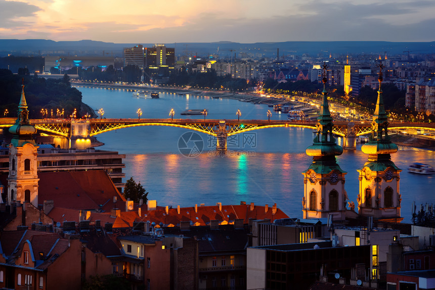 匈牙利晚间照明布达佩斯全景图片