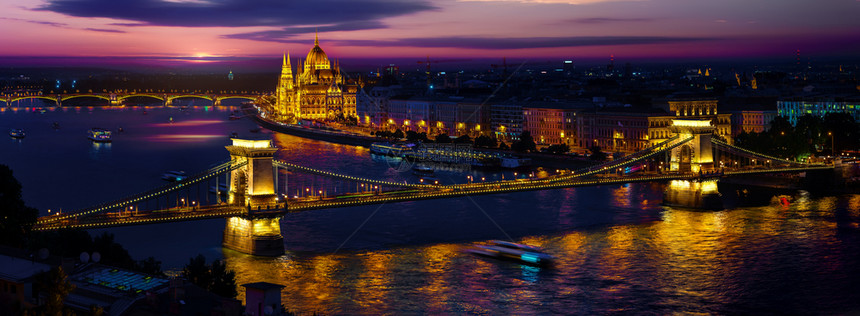 匈牙利晚夜在布达佩斯亮光时的全景观图片
