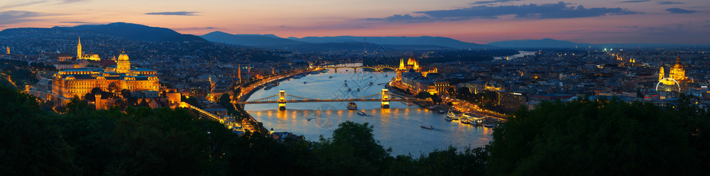 匈牙利日落时布达佩斯里程碑全景图片