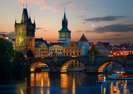 月亮在布拉格日落时查尔斯桥的塔顶上图片